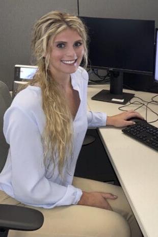 阿拉贝拉·汤普森在她的研究实习期间在电脑前工作的照片.